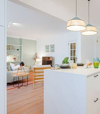 Sala e cozinha open space em tons naturais com pavimento vinílico em tons de castanho claro